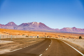 Fototapeta na wymiar Estrada a caminhando do povoado de Toconao, localizado no deserto em San Pedro de Atacama. Chile. 