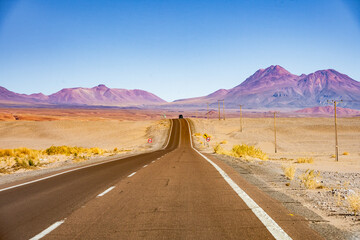 Estrada a caminhando do povoado de Toconao, localizado no deserto em San Pedro de Atacama. Chile. 