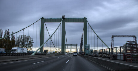 Fototapeta na wymiar Autobahn A4 mit Rodenkirchener Brücke über den Rhein