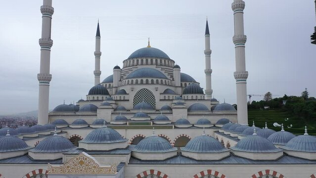 Camlica Mosque opened its doors for the first time in 2019. Occupying an area of 15000 square meters on the Anatolian side of the Istanbul City
