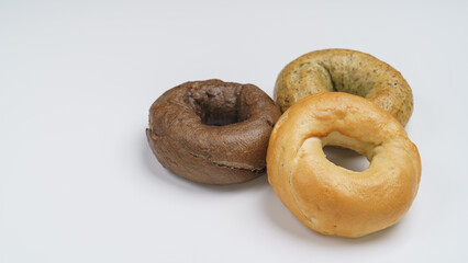 様々な種類のベーグル(プレーン・チョコレート・ほうれん草)