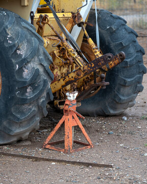 A vehicle jack with a rust tracor