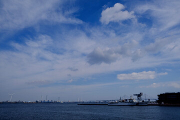 青空と雲と海と街と