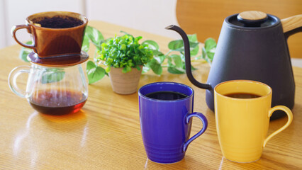 ペアのマグカップ｜ダイニングテーブルでドリップコーヒー