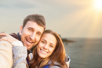 Obraz premium Happy young couple travel at the beach
