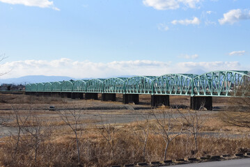 冬の川に架かる鉄橋