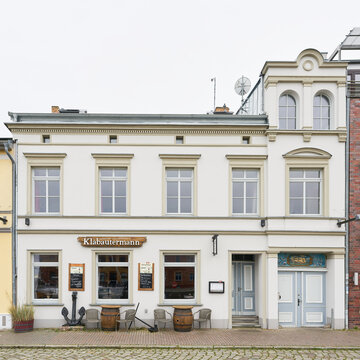 Das bei Touristen und Einwohnern sehr beliebte Hafenrestaurant, Fischrestaurant Klabautermann im Hafen von Stralsund