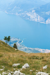 atemberaubender Blick vom Gipfel des Monte Baldo auf den blauen Gardasee bei Malcesine in Italien