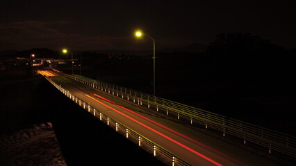 Fototapeta na wymiar 外灯のある橋に車の光跡