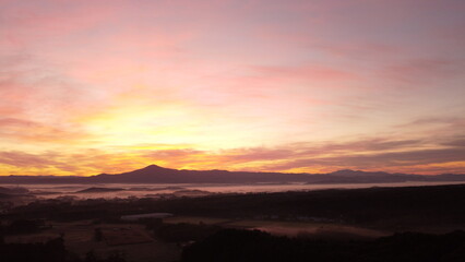 牧草地から見る朝日