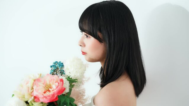 花束を持った女性　美容・スキンケアイメージ