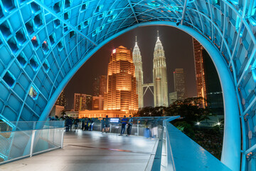 Naklejka premium View of the Petronas Twin Towers through Saloma Link Bridge