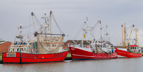 Fischereihafen von Büsum an der deutschen Nordseeküste liegen verschiedene Fischerboote vor Anker