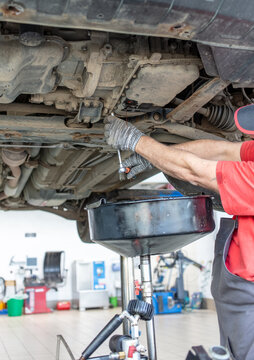 Draining oil from a car's variator