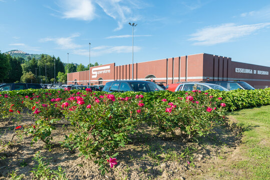Superstore Esselunga. Esselunga S.p.A. is an Italian retail store chain, founded in 1957 with over 150 stores, and one of the largest Italian companies by turnover. Superstore of Varese, Italy