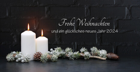 Weihnachtskarte: Elegante Weihnachtsdekoration mit Kerzen, Tannenzweigen, Weihnachtskugeln  und dem...
