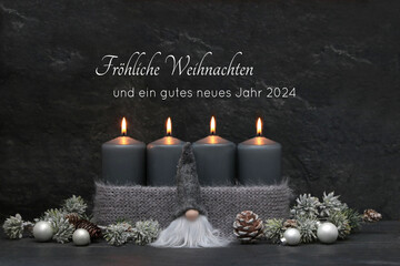 Weihnachtskarte: Graue Kerzen, Weihnachttsschmuck und Tannenzweige ,mit dem Text Frohe Weihnachten und ein gutes neues Jahr 2024.