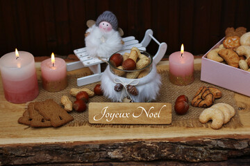 Carte de Noël : Bougies et biscuits de Noël sur vieux bois avec le texte Joyeux Noël 