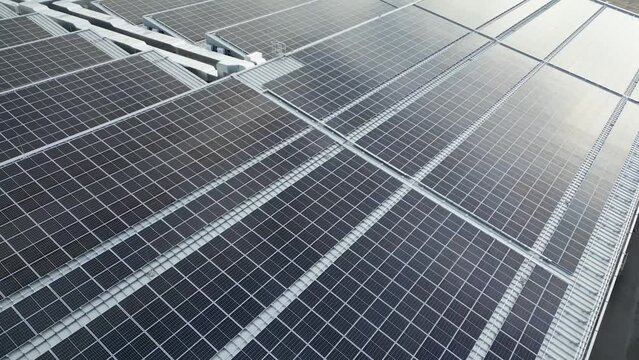 Solaranlage auf dem Dach eines Industriegeb&auml;udes: &Ouml;kologische Energiegewinnung und nachhaltiges Ressourcenmanagement. 