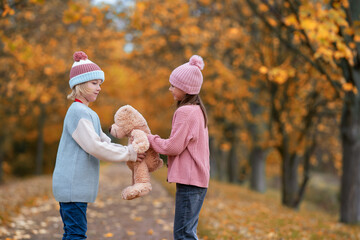 Mädchen schenkt ihrem Freund einen Teddy