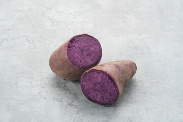 Naklejka premium Steamed Purple Sweet Potatoes (ubi ungu) 
