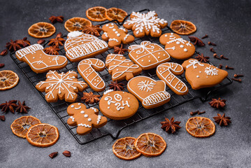Obraz na płótnie Canvas Beautiful delicious sweet winter Christmas gingerbread cookies on a gray textured background
