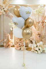 White and gold air balloons, round and heart. With the inscriptions Mr. and Mrs. 