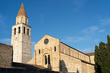 Fototapeta na wymiar Basilica di Aquileia, campanile e parte della facciata