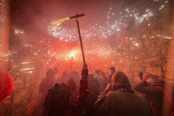 Fototapeten Correfuego, fiestas populares. Cataluña, Gerona, Fiestas de Sant Narcis. Diables de l'Onyar © jordirenart