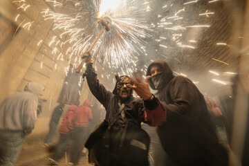 Correfoc. Correfuego Girona, fiesta tradicional. Diablos de l'Onyar. Tradición. Fiesta popular con...