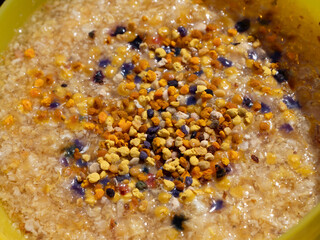 Pollen mit Honig zum Essen