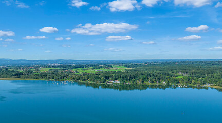 Blick zum Nordufer des Simssee in Oberbayern nahe Stephanskirchen
