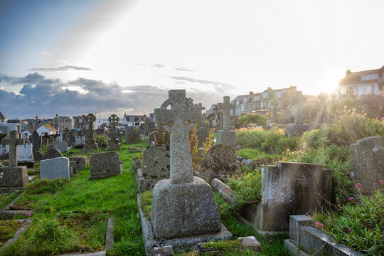 Friedhof von St. Ives in Cornwall / England  im Sonnenuntergang