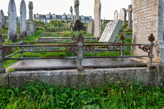 Friedhof von St. Ives in Cornwall / England  Grabstätten mit alten Einfriedungen aus Eisen
