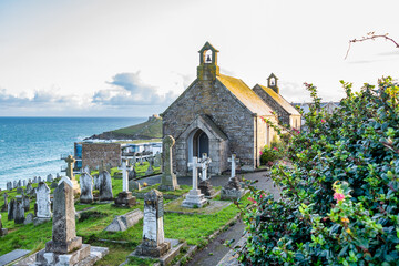 Friedhof von St. Ives in Cornwall / England  Friedhofskapelle mit alten Gräbern