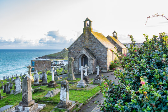 Friedhof von St. Ives in Cornwall / England  Friedhofskapelle mit alten Gr&auml;bern