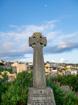 Friedhof von St. Ives in Cornwall / England  großes Grabkreuz 