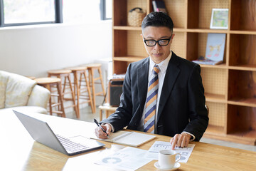 カフェで仕事をするアジア人ビジネスマン