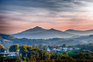 Superbe coucher de soleil sur les sommets des Pyrénées au Pays Basque - obrazy, fototapety, plakaty