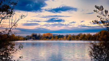 Lever de soleil sur le Lac du Parc de la Lère de Caussade en automne.