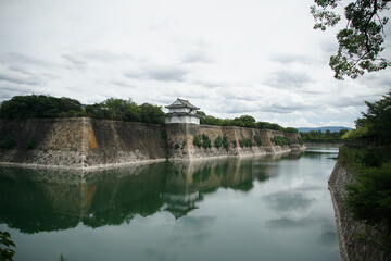 Fototapeta na wymiar Fortaleza japonesa rodeada de agua