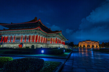 夜の中正紀念堂の門と国家戯劇院/国家音楽廰　台湾旅行　