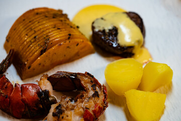 Hummer als Suppe oder als Surf and Turf