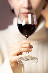 ワインを飲む女性