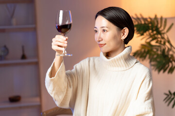 ワインを飲む女性