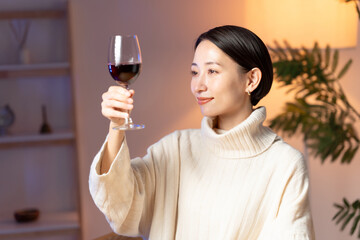 ワインを飲む若い女性