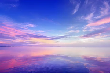 Gordijnen 夕暮れ時の静寂な湖面：ピンク、青、オレンジのグラデーションが広がる空と、その色彩が完全に反映される穏やかな水面、そして広大な空とその反射だけが存在する無限の静けさ © sky studio