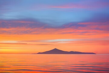穏やかな湖面：オレンジ、ピンク、青のグラデーションが広がる空と、その色が静かな湖面に反射し、地平線は山々のシルエットで描かれている、日の出または日没の風景 - obrazy, fototapety, plakaty