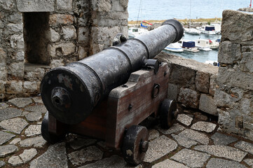 Canon sur les fortifications de la vieille ville de Dubrovnik en Croatie