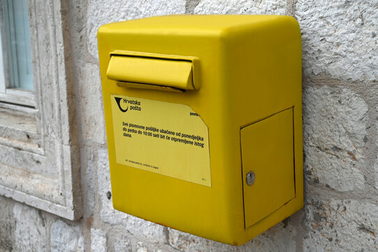 Boîte aux lettres jaune de la poste croate en gros plan